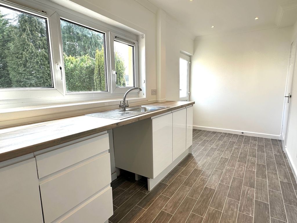 Property photo 3 of 10 Kitchen