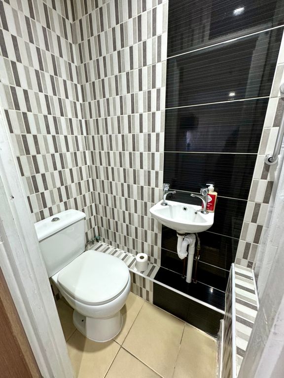 Property photo 3 of 3 En-Suite Bathroom