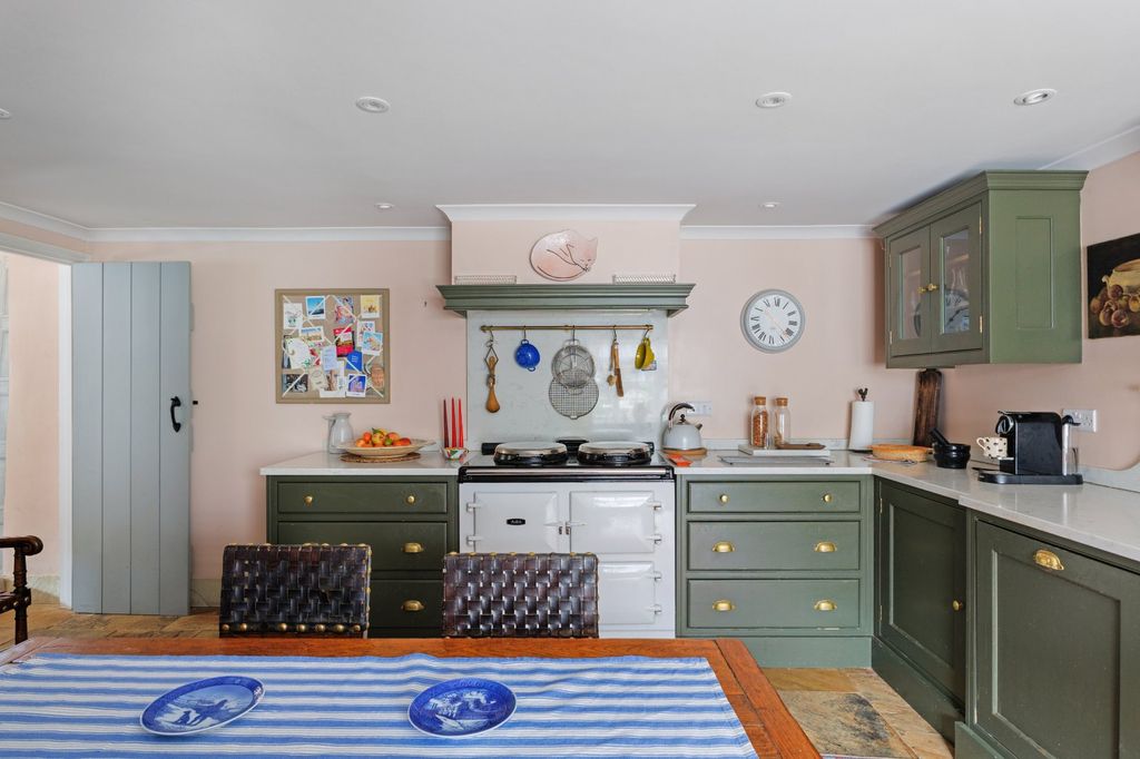 Property photo 3 of 11 Kitchen