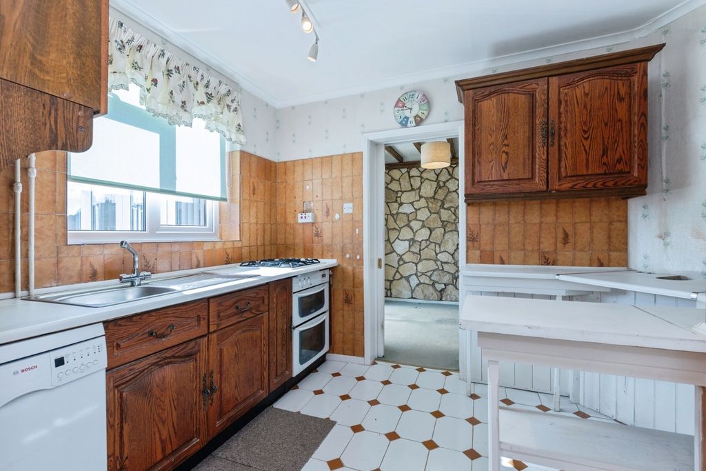 Property photo 3 of 19 Kitchen