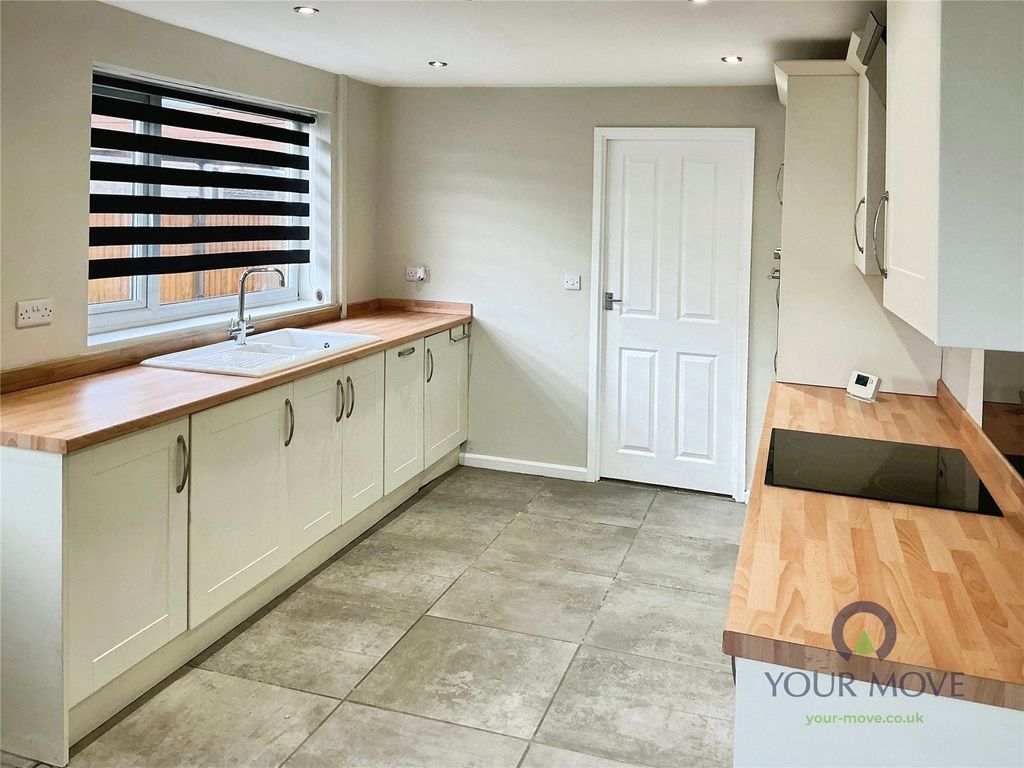 Property photo 3 of 11 Kitchen