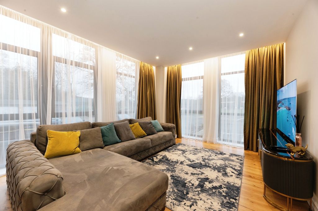 Property photo 2 of 18 Open Plan Living