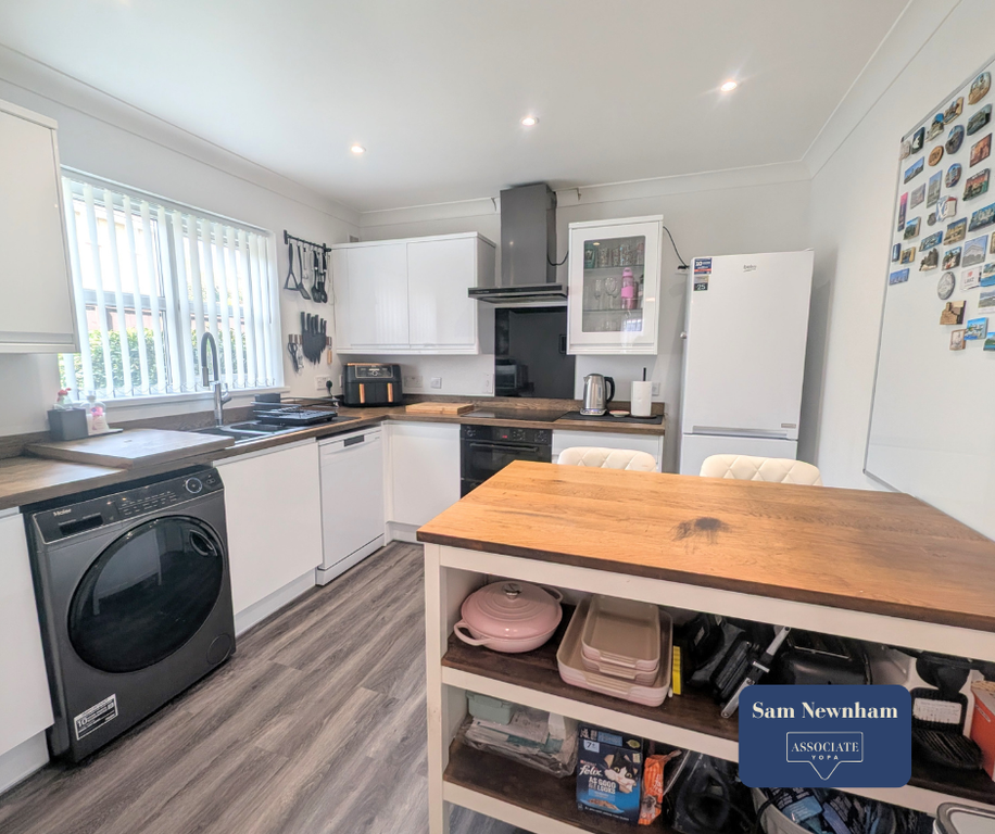 Property photo 2 of 12 Kitchen