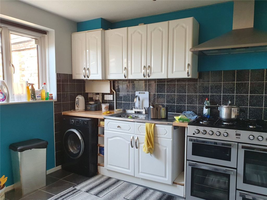 Property photo 3 of 9 Kitchen