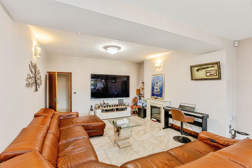 Property photo 3 of 18