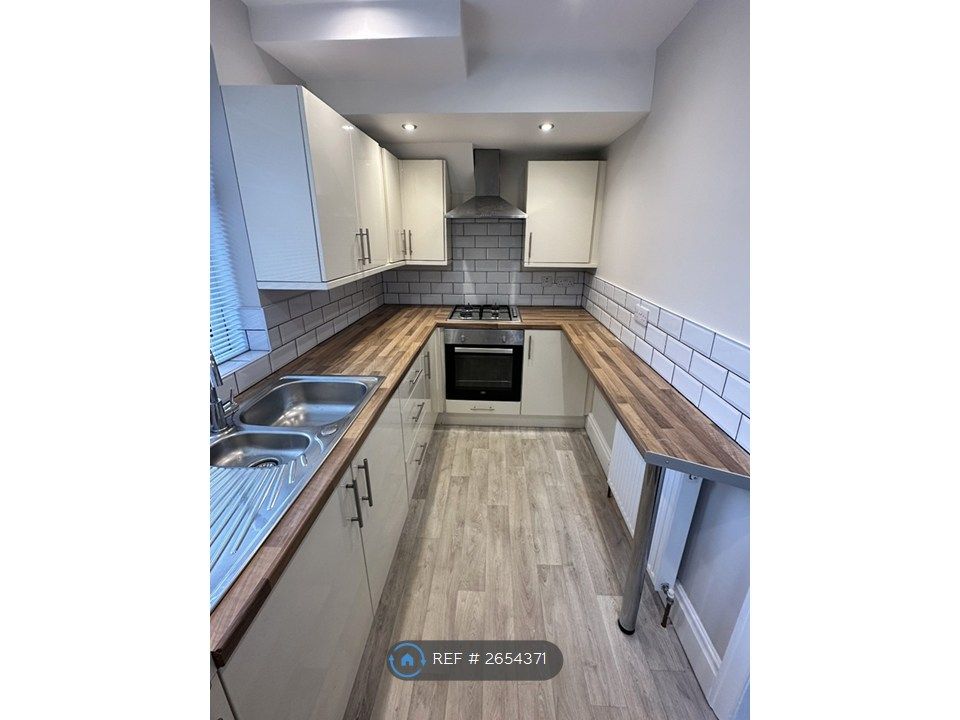 Property photo 2 of 11 Kitchen