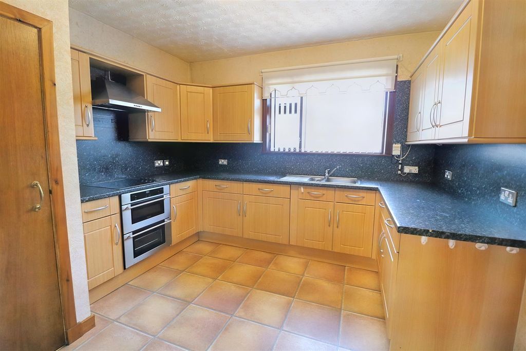 Property photo 2 of 16 Kitchen (4).Jpg