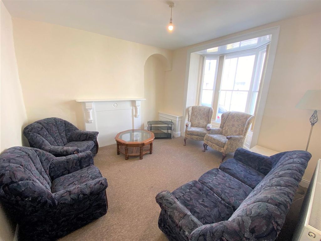 Property photo 2 of 16 Lounge.Jpg