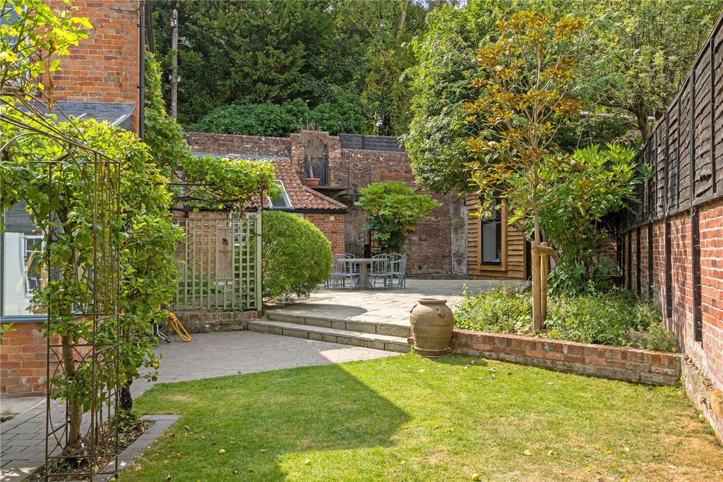 Property photo 3 of 25 Gardens