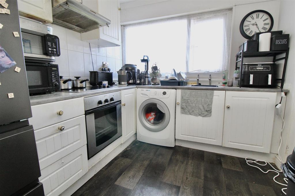 Property photo 3 of 8 Kitchen