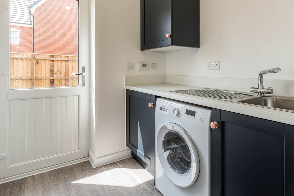 Property photo 3 of 12 Poringland Interior