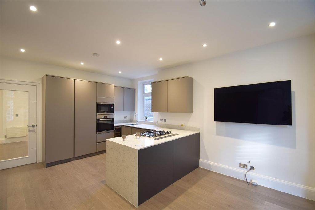 Property photo 1 of 11 Kitchen