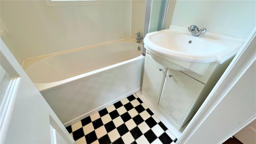 Property photo 3 of 10 Bathroom.Jpg
