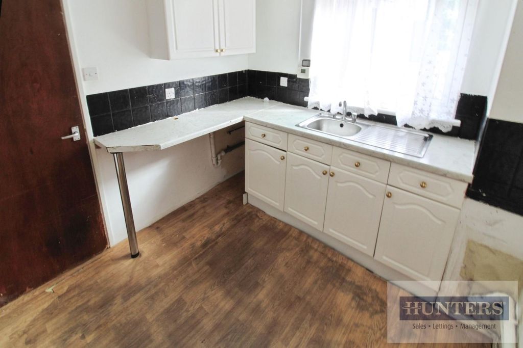 Property photo 3 of 10 Kitchen