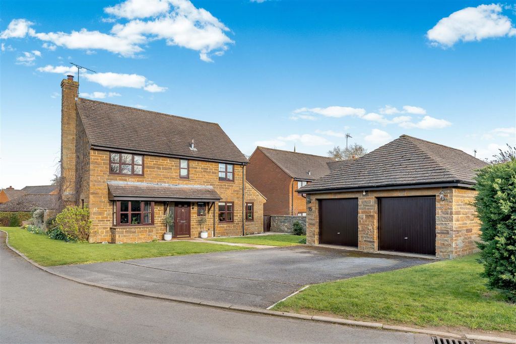 Property photo 1 of 20 15 Painters Close, Bloxham-1.Jpg