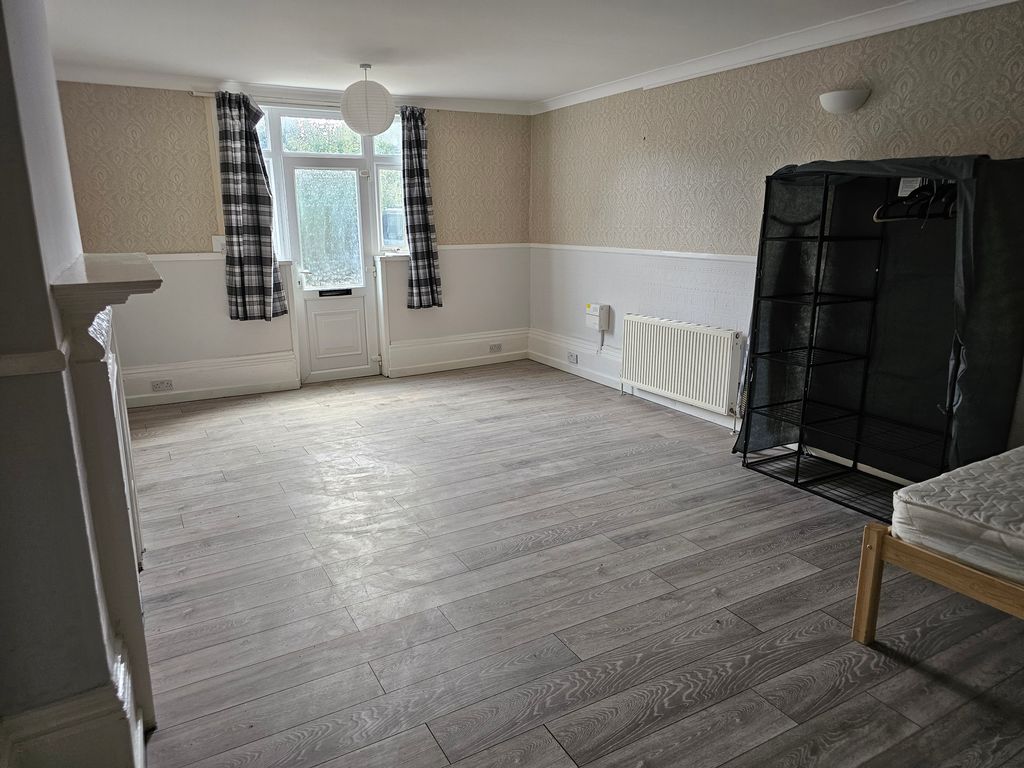 Property photo 3 of 9 Lounge