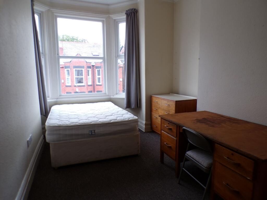 Property photo 1 of 9 Spacious Double Bedroom Featuring Large Windows Th...