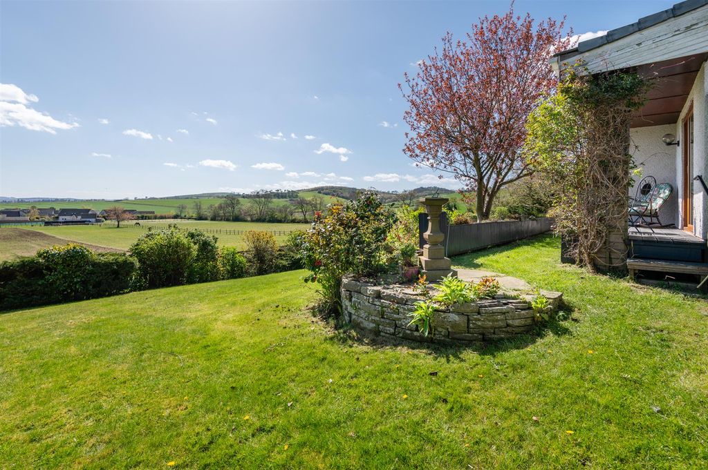 Property photo 3 of 27 7 Garden And View.Jpg