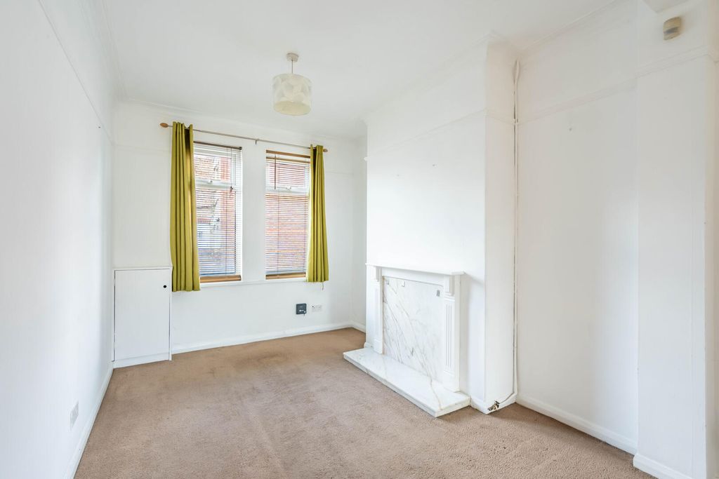 Property photo 3 of 17 Living Room
