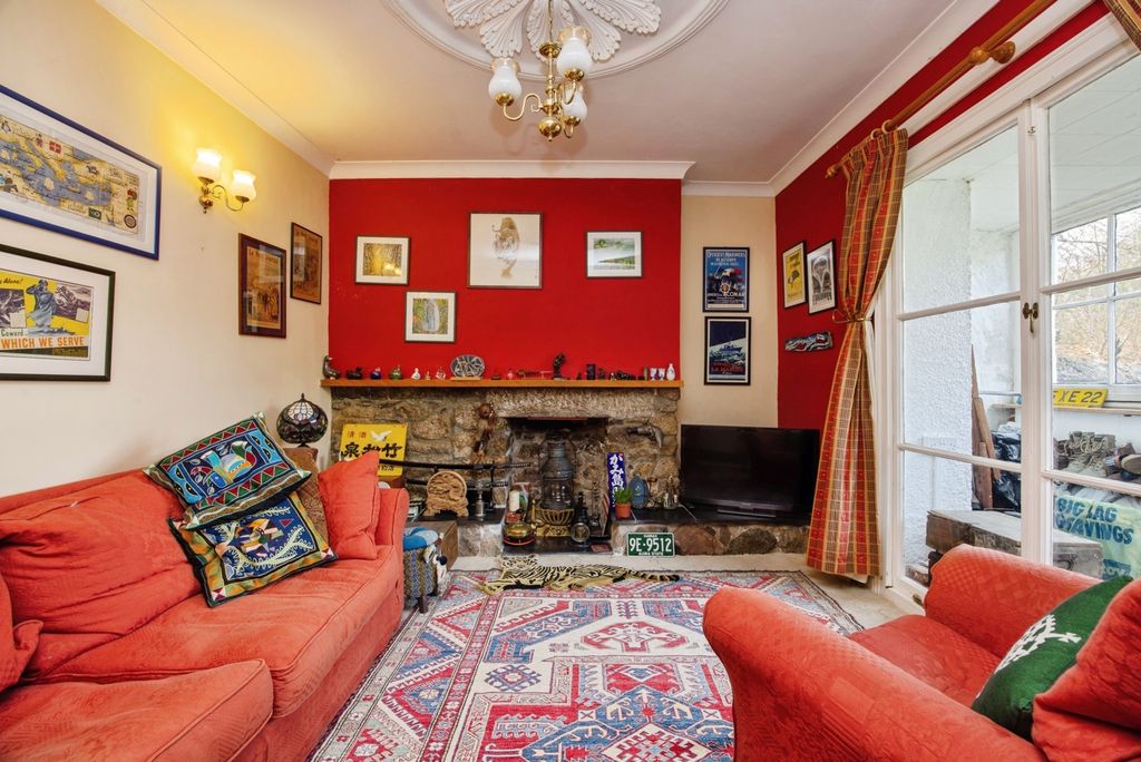 Property photo 3 of 19 Living Room