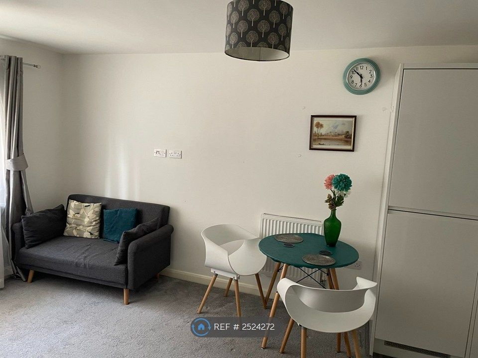 Property photo 1 of 11 Spacious Living Room
