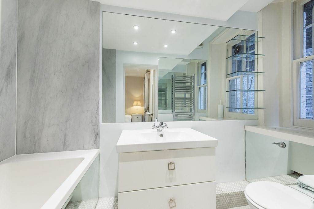 Property photo 2 of 18 Bathroom