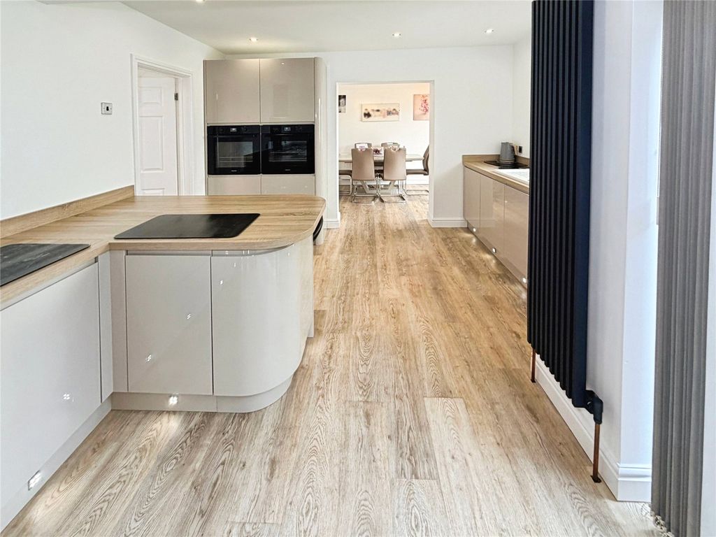 Property photo 2 of 34 Modern Kitchen