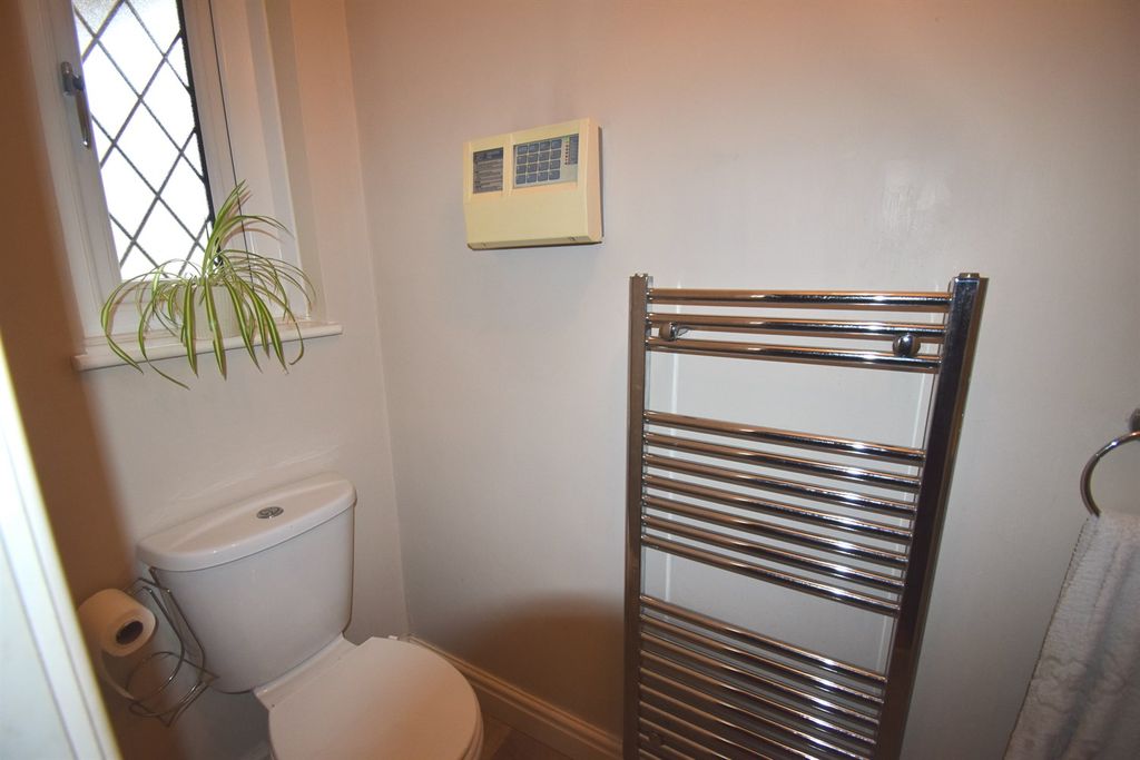 Property photo 3 of 26 Cloaks / WC