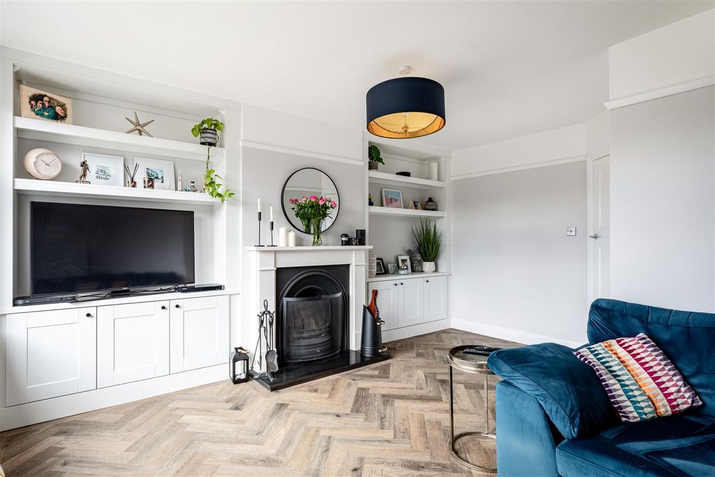 Property photo 3 of 18 22 Ashenground Road-2.Jpg
