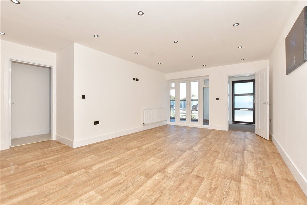 Property photo 1 of 14 Lounge