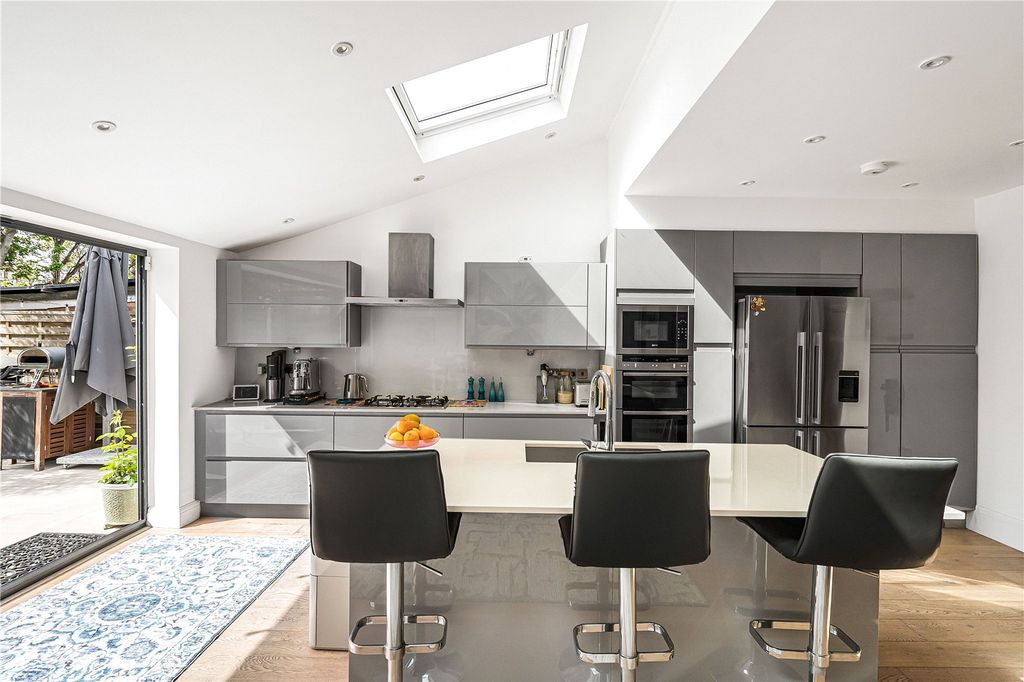 Property photo 3 of 18 Kitchen