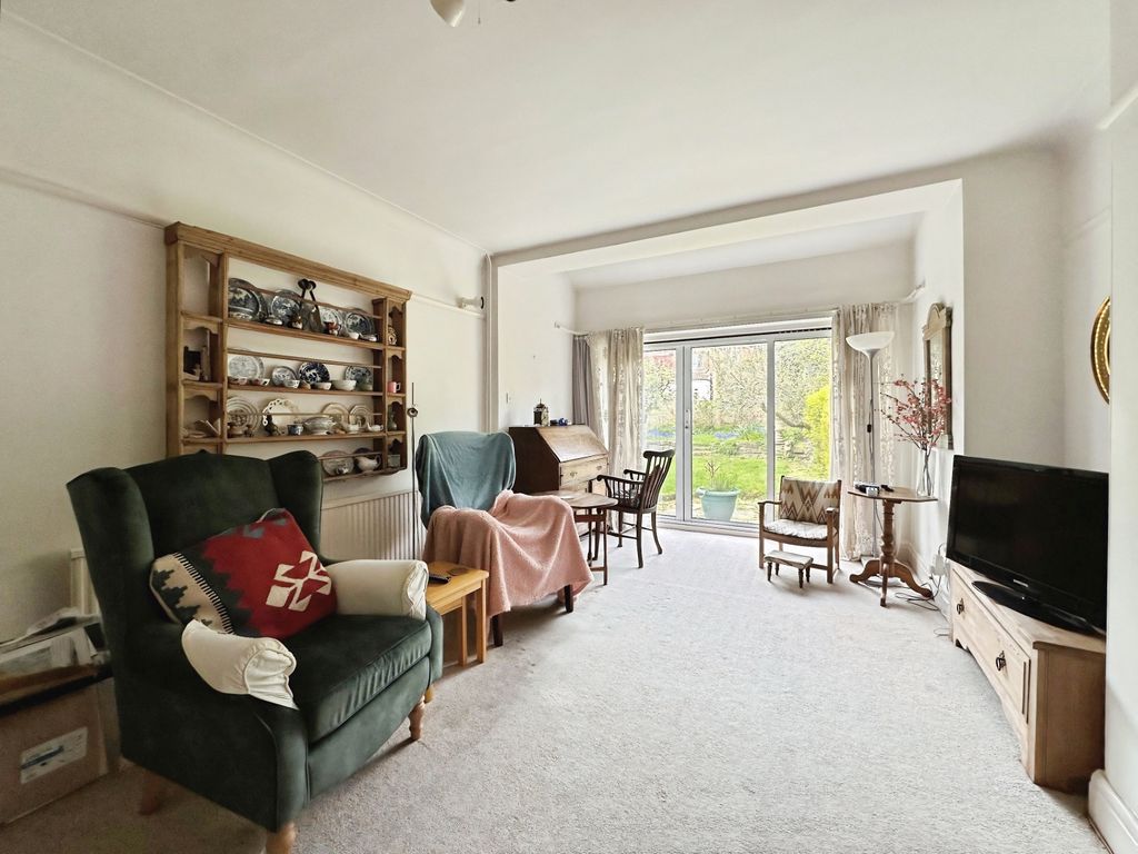 Property photo 3 of 15 Lounge