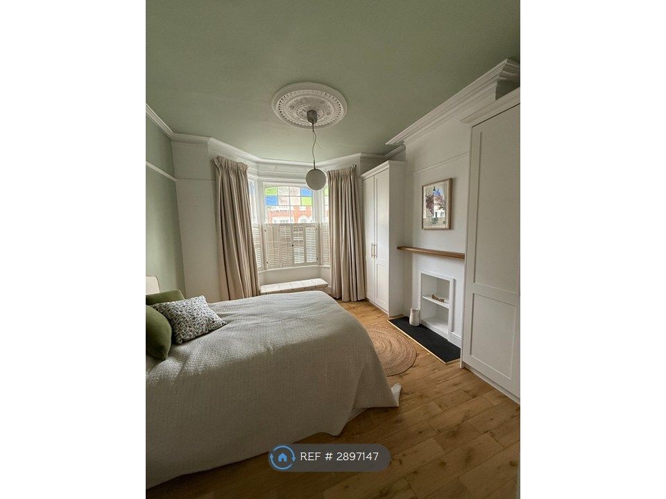 Property photo 3 of 5 Double Bedroom With Fitted Wardrobes