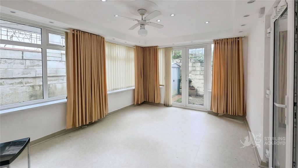 Property photo 3 of 16 Reception 2