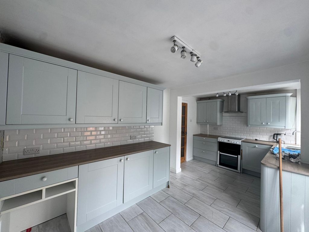 Property photo 3 of 9 Kitchen