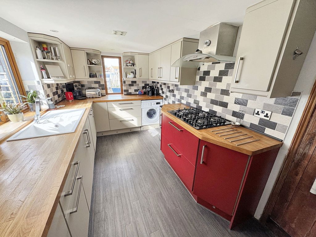 Property photo 3 of 44