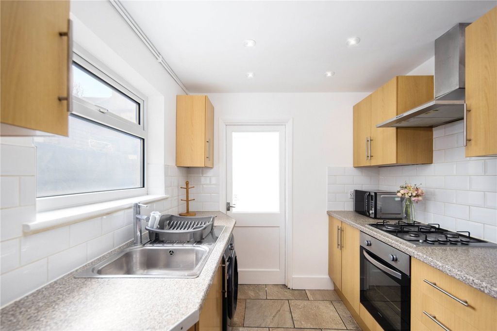 Property photo 3 of 17 Kitchen