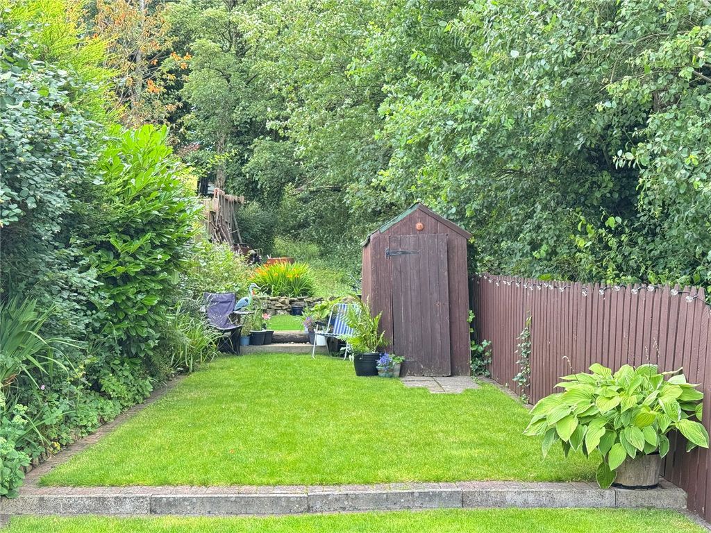 Property photo 2 of 19 Long Gardens