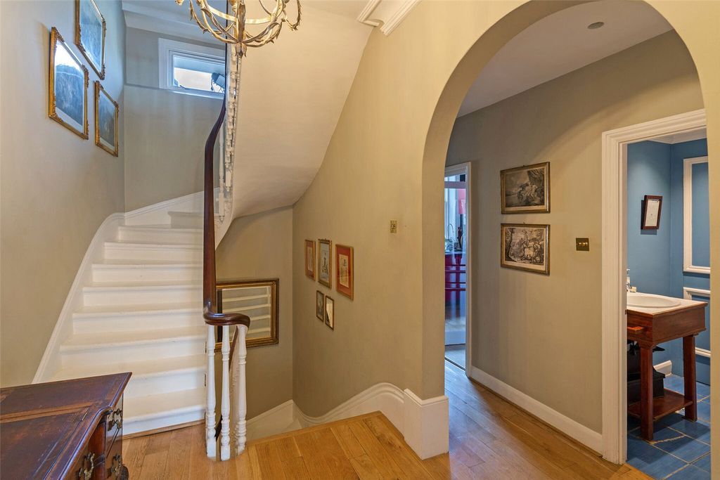 Property photo 3 of 11 Hallway