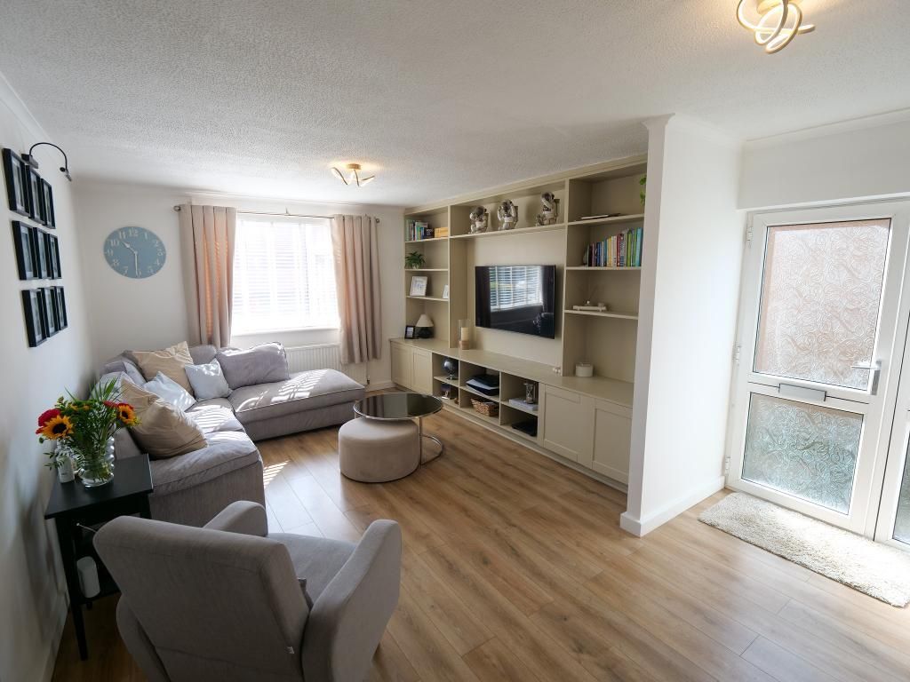 Property photo 3 of 14 Lounge