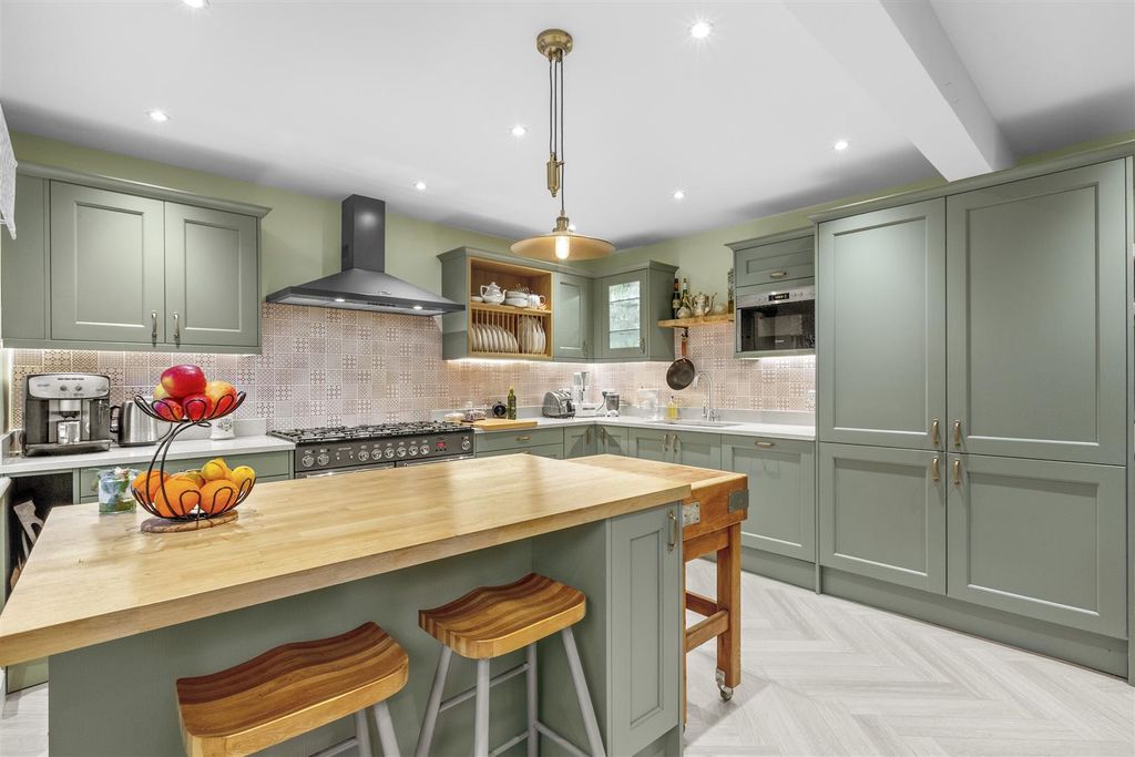 Property photo 2 of 11 Kitchen