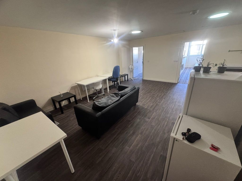 Property photo 3 of 8 Photo 5