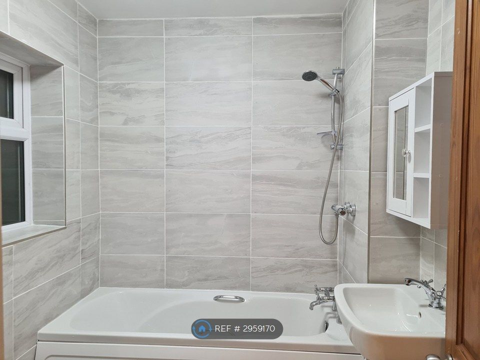 Property photo 2 of 11 Bathroom