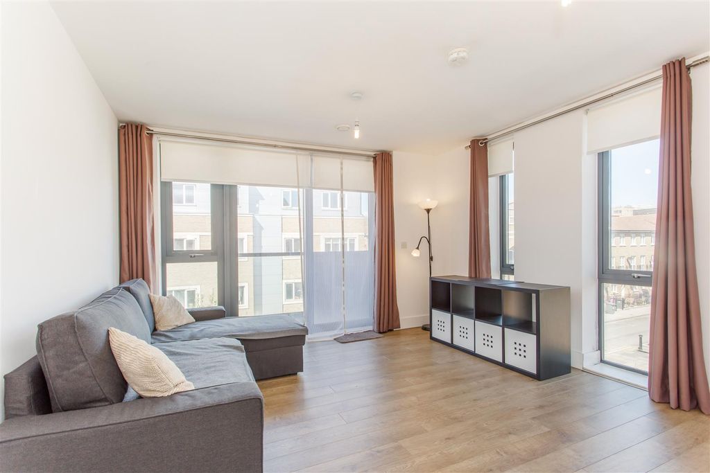 Property photo 3 of 10 Lounge