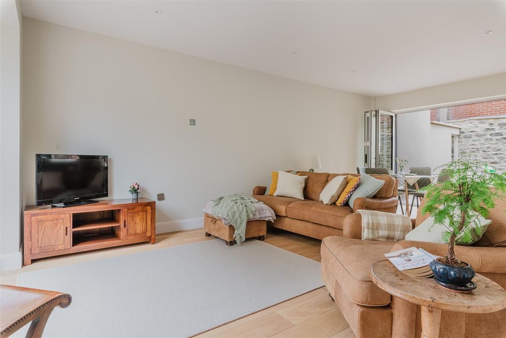 Property photo 3 of 20 Living Room