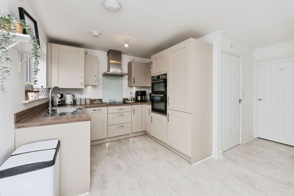 Property photo 1 of 17 Kitchen/Dining Room