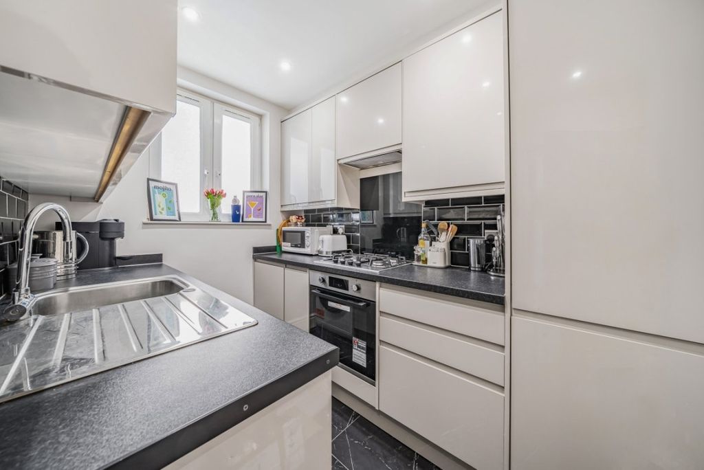 Property photo 2 of 11 Kitchen