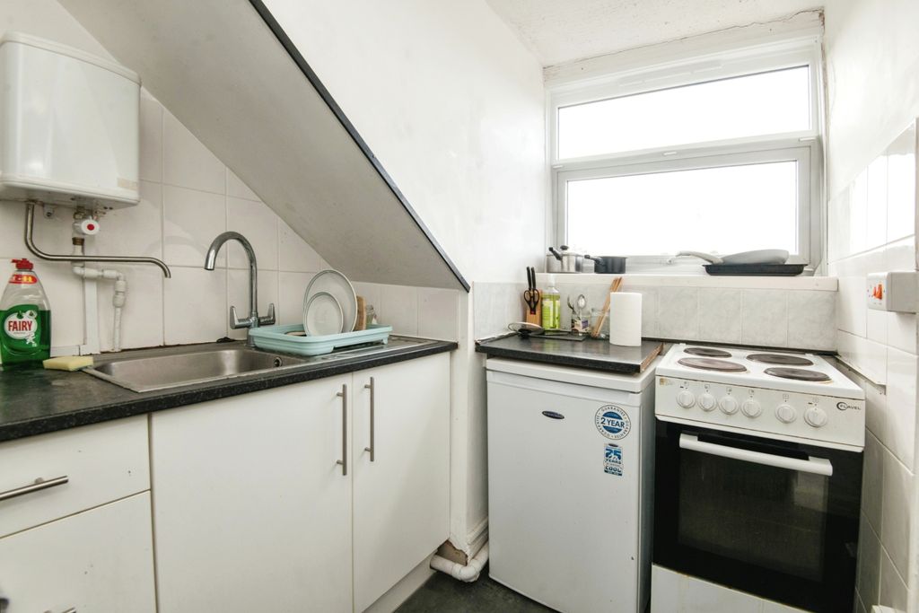 Property photo 2 of 7 Kitchen
