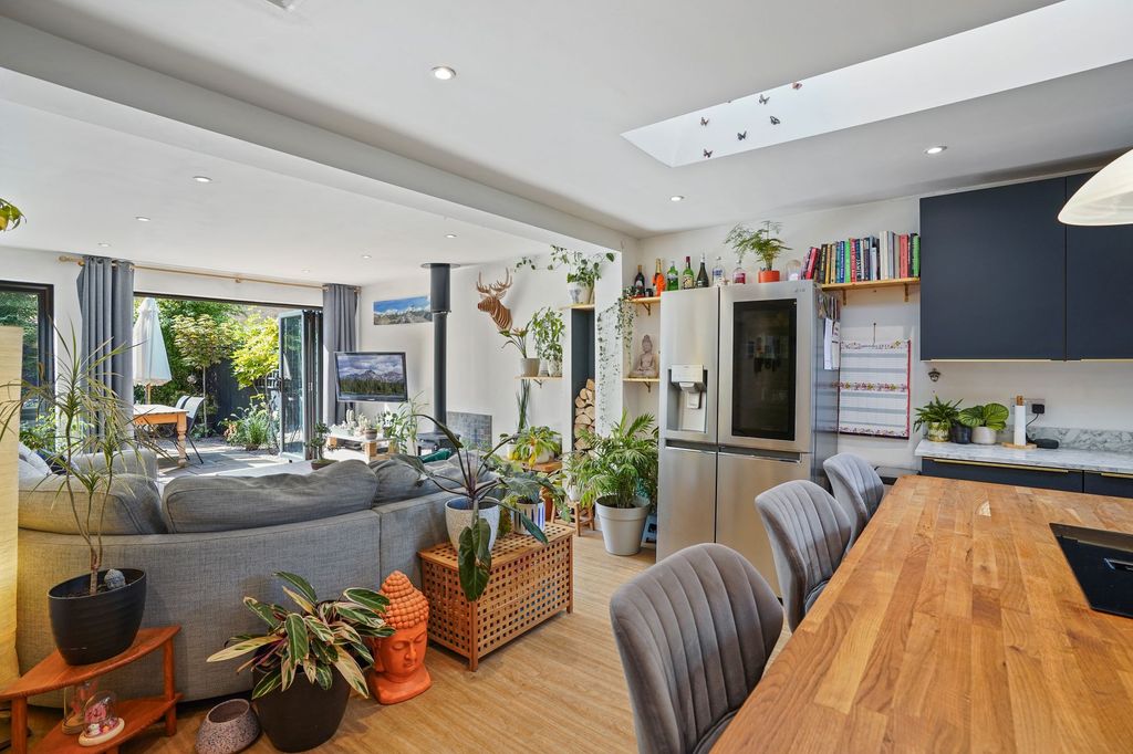 Property photo 3 of 23