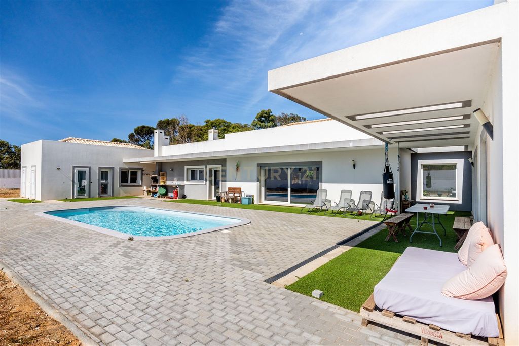 Property photo 1 of 40 Luxurious 4-Bedroom House With Pool In Faro, Portimão